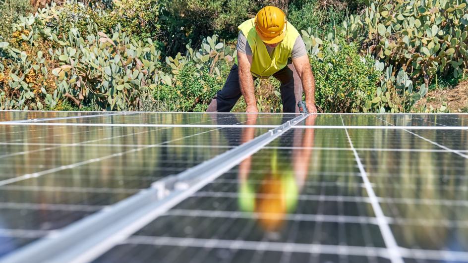 Mitarbeiter Böhme Solar installiert PV-Modul